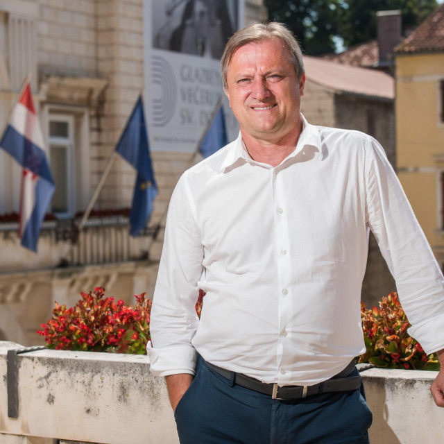 Gradonacelnik Branko Dukic snimljen na balkonu svog ureda na Narodnom trgu.