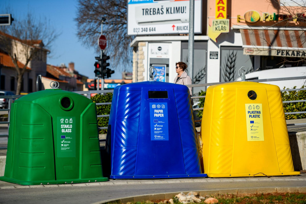 &lt;br /&gt;
Na više lokacija u Šibeniku postavljeni su novi kontejneri za razvrstavanje otpada.&lt;br /&gt;
 