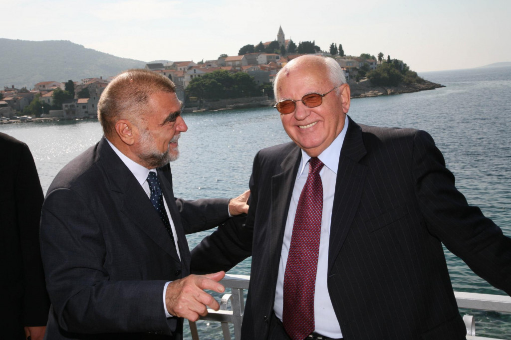 Gorbačov s bivšim hrvatskim predsjednikom Stipom Mesićem tijekom posjeta Hrvatskoj 2006. godine