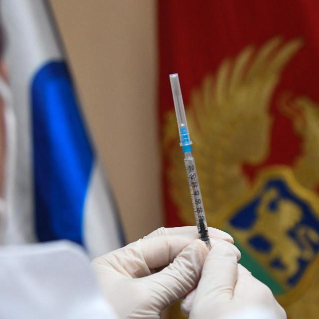 Medicinski djelatnik u Podgorici drži injekciju s dozom Sputnjika V