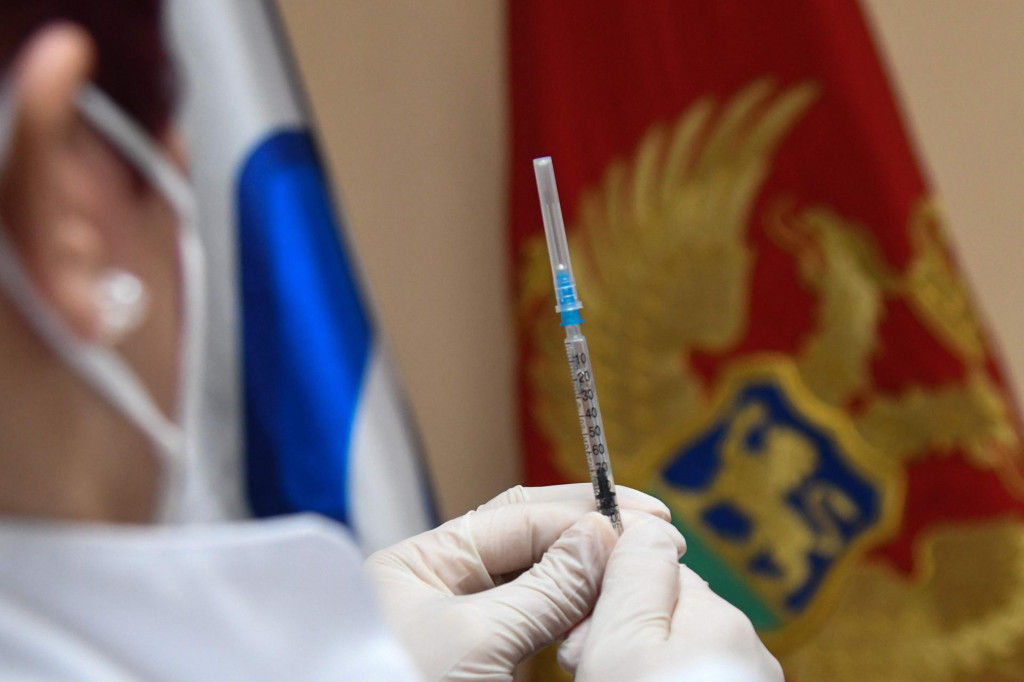 Medicinski djelatnik u Podgorici drži injekciju s dozom Sputnjika V