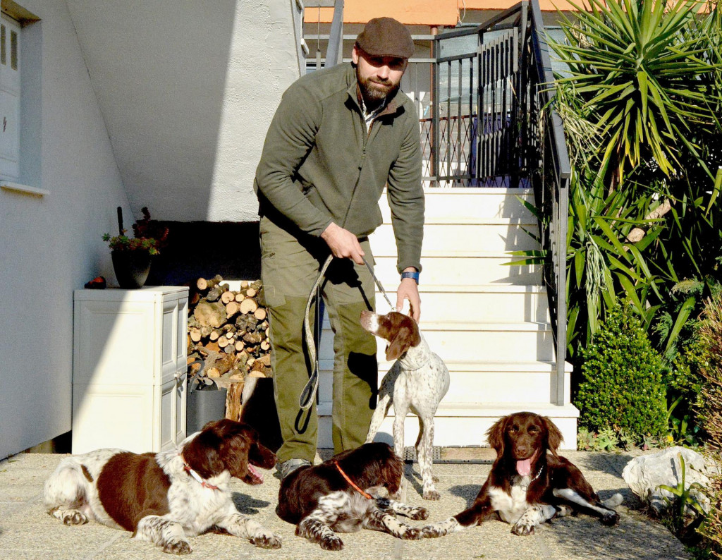 Andrija Španja sa svoja četiri psa