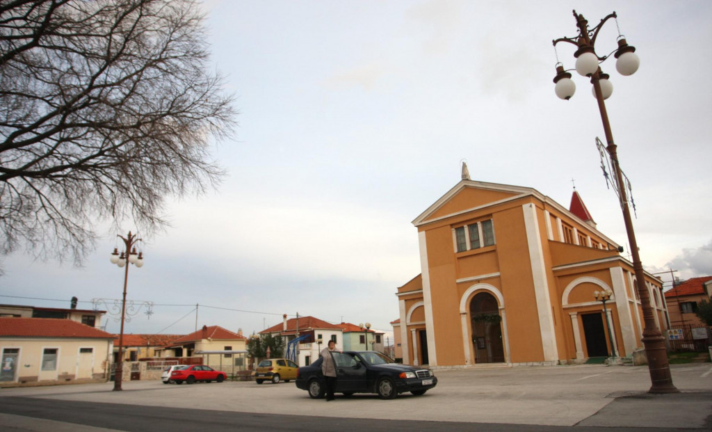 Središnji trg Gospe Loretske i istoimena crkva u Arbanasima