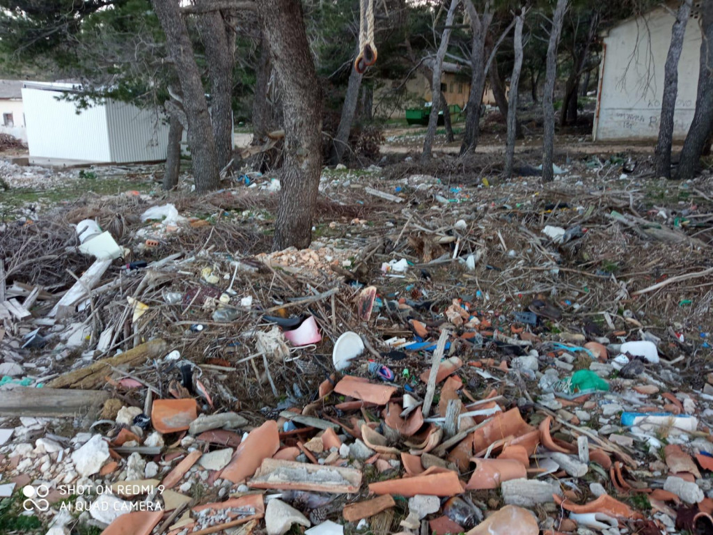 Građevinski i komunalni otpad zatrpao bivšu vojarnu na Istu
