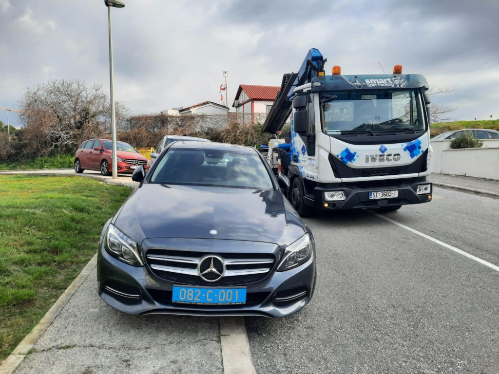 Vozilo počasnog brazilskog konzula Denisa Nenadića parkirano u Spinčićevoj ulici u Splitu
