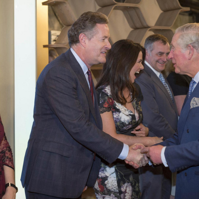 Piers Morgan se srdačno pozdravlja s princom Charlesom tijekom njegove posjete studiju ITV-ja 2018. godine