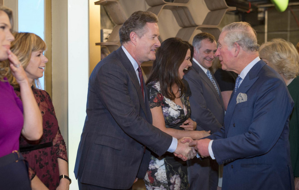 Piers Morgan se srdačno pozdravlja s princom Charlesom tijekom njegove posjete studiju ITV-ja 2018. godine