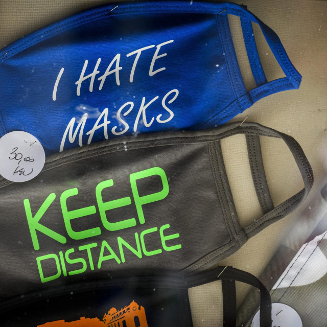 Sibenik, 300720.<br />
U jeku pandemije koronavirusa sibenski je poduzetnik poceo proizvoditi personalizirane zastitne maske za lice.<br />