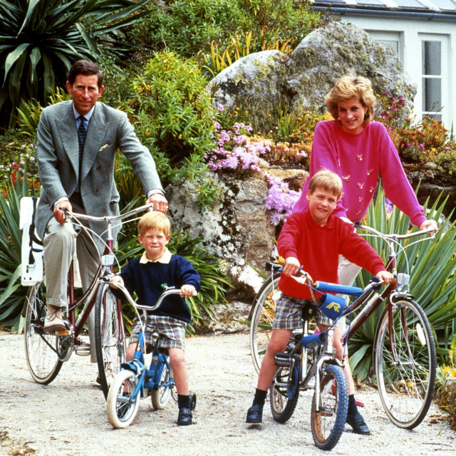 Princ Charles i princeza Diana s Williamom i Harryjem na biciklističkoj turi u mjestašcu Tresco na otoku Scilly
