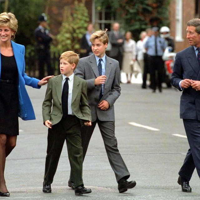Diana i Charles sa sinovima 6. rujna 1995. godine, bio je to prvi Williamov dan na koledžu Eton&nbsp;
