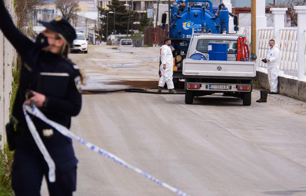 Policija je zatvorila za promet ulicu Kopilica radi izlijevanja nepoznate tekućine iz potpornog zida na cestu. U tijeku je očevid