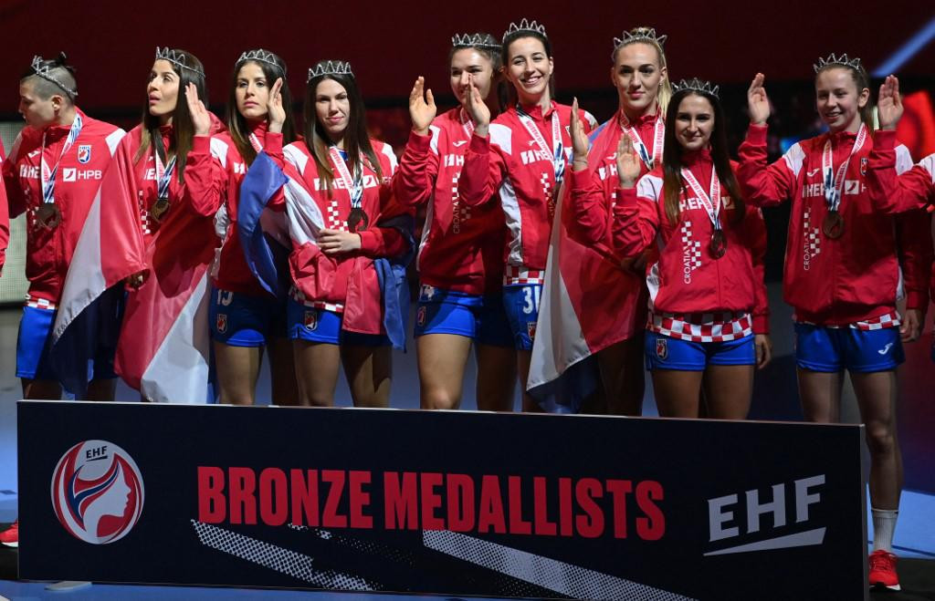 Croatia&amp;#39;s team celebrates with the bronze medals after the 2020 EHF European Women&amp;#39;s Handball Championship tournament in Herning, Denmark, on December 20, 2020. (Photo by Jonathan NACKSTRAND/AFP)