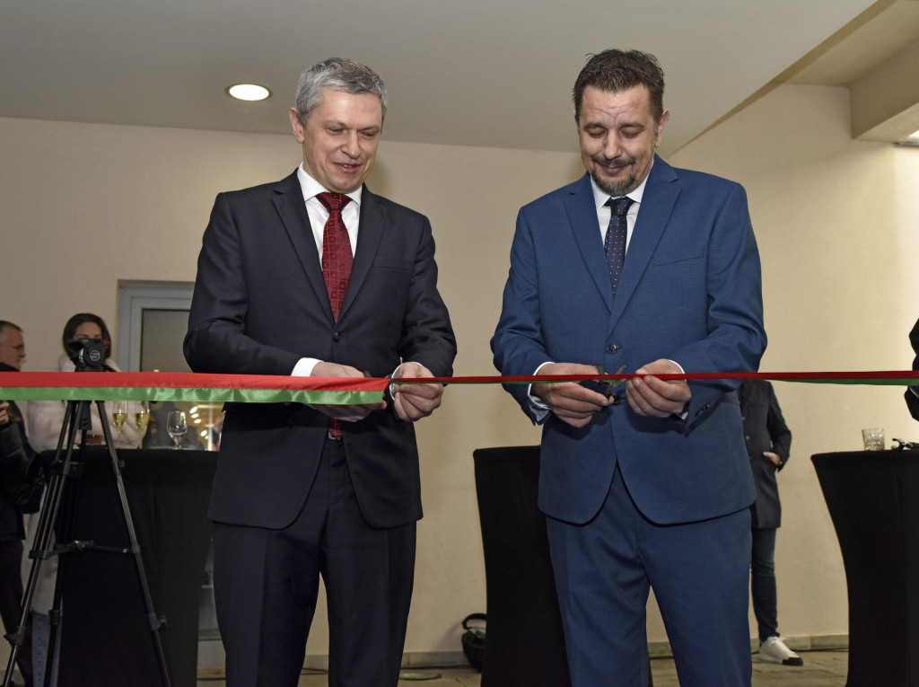 Aleksandar Ponemarev i Tomislav Božiković prerezali su vrpcu novog konzulata u sklopu hotela &amp;#39;Le Meridien Lav&amp;#39;