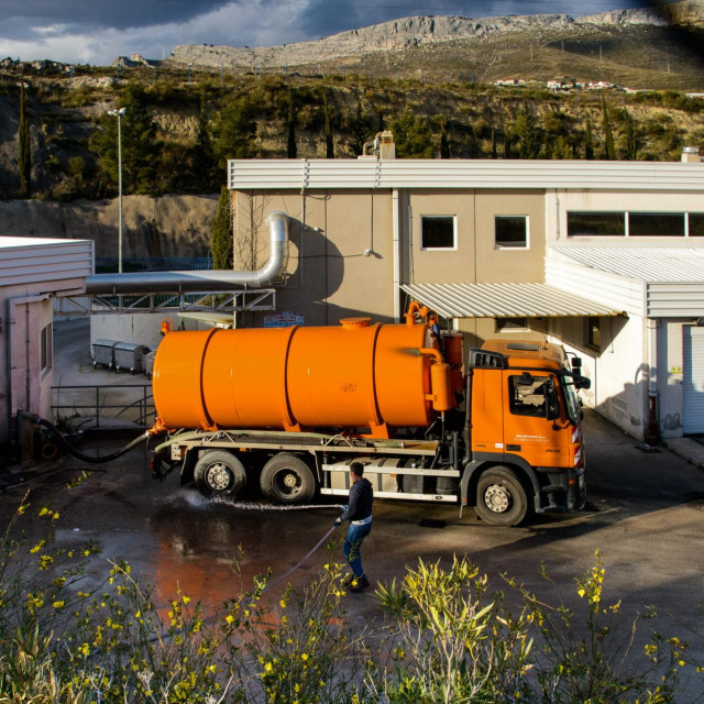 Cisterne prazne sadržaj septičkih jama u uređaj za pročiščavanje voda Stupe iz sustava Vodovoda i kanalizacije Split