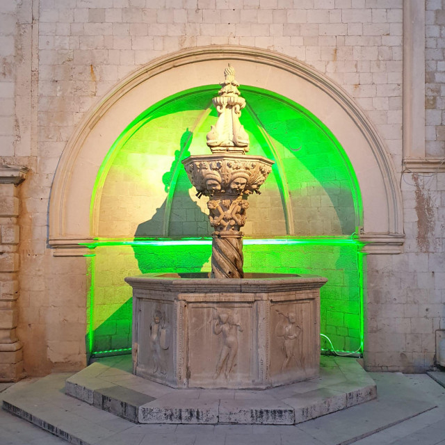 Mala Onofrijeva fontana osvijetljena zelenim svjetlom