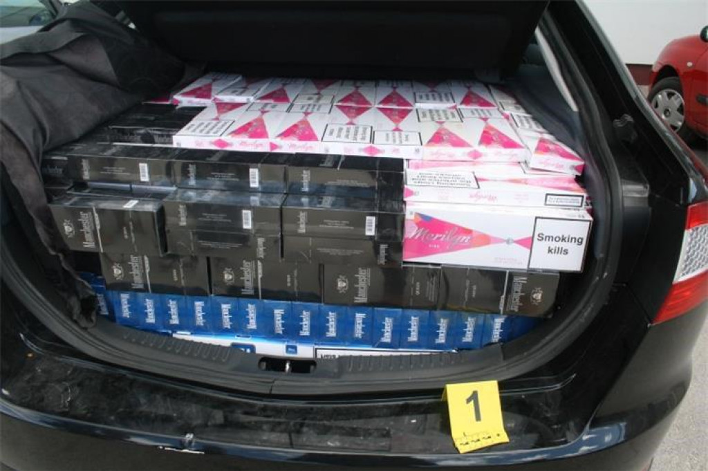 Policijski službenici granične policije Metković u vozilu pronašli čak 6497 kutija cigareta