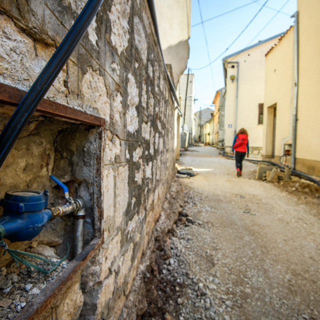 Zbog radova na vodovodu, stanari ulice Nikole Tesle žale se na velike račune za vodu