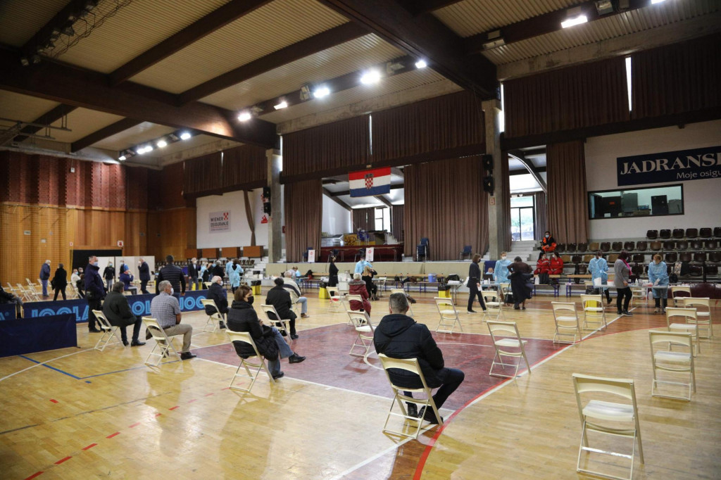 U Sportskoj dvorani u Gospinom polju organizirano je masovnije cijepljenje protiv Covida 19