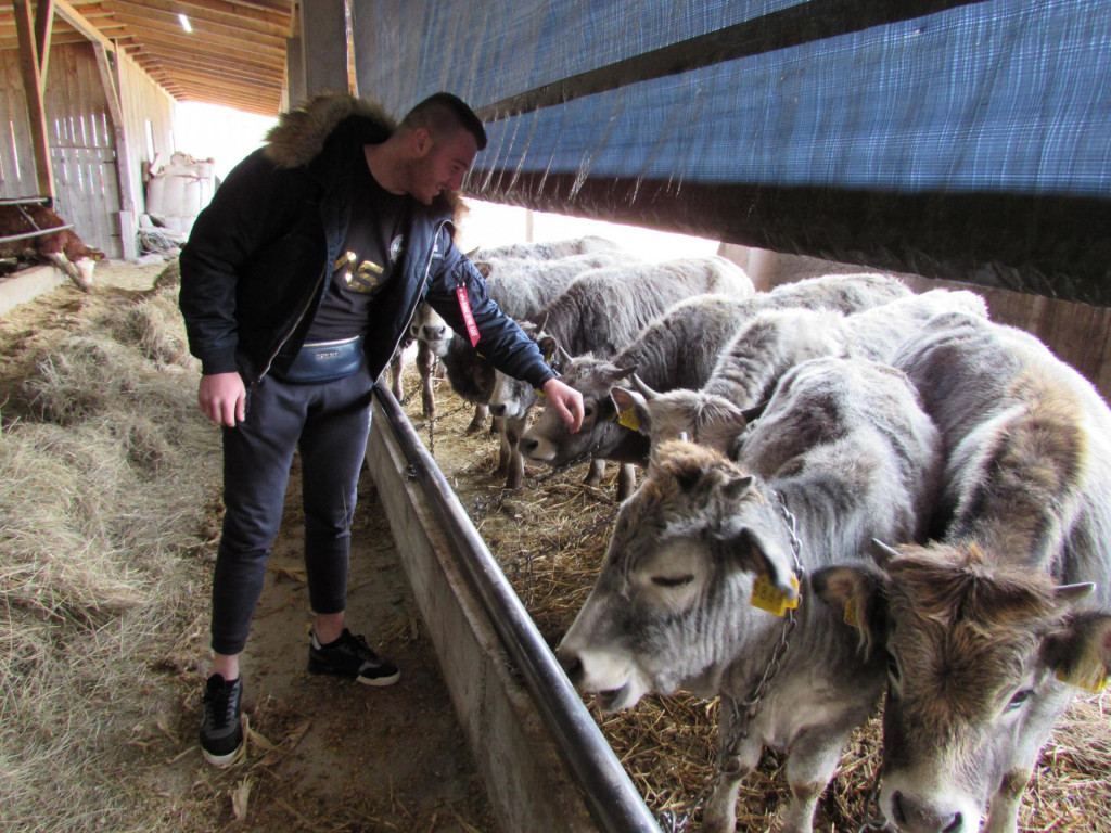 Jedan od mlađih mještana koji su odlučili ostati u Smiljanu i baviti se stočarstvom je 23-godišnji Igor Jelinić&lt;br /&gt;
 