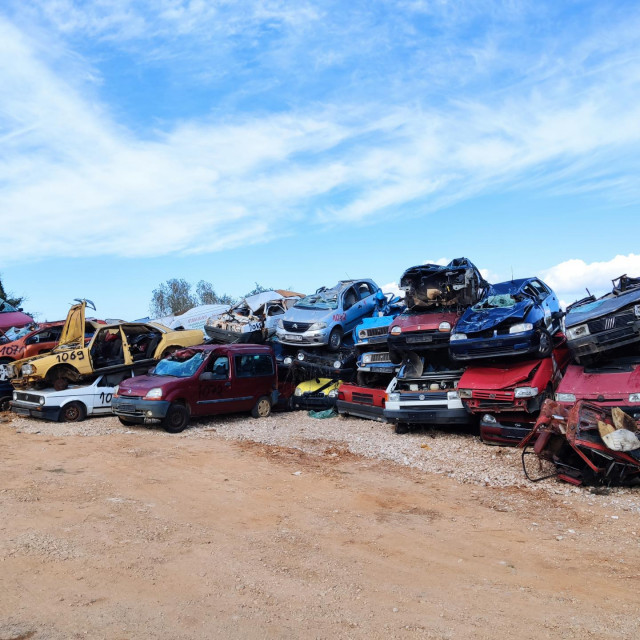 S otoka Korčule uklonjeno šezdesetak otpadnih vozila