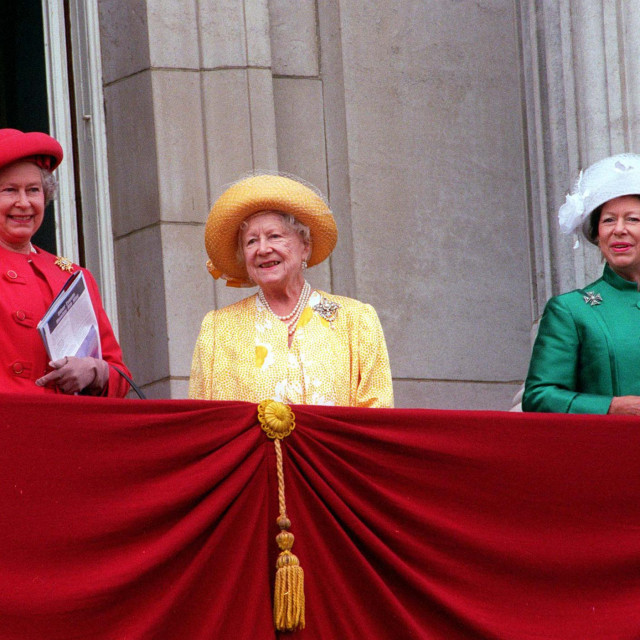 Kraljica Elizabeta II. s majkom i sestrom Margaret na balkonu Buckinghamske palače u srpnju 1995. godine 