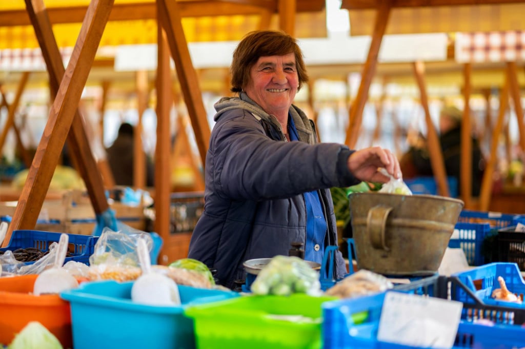 Teta Milka Pavičić iz Škabrnje već 40 godina prodaje voe i povrće iz svog polja na zadarskoj tržnici.