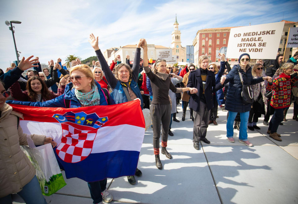 Prosvjed u Splitu: dio građana ne &amp;#39;priznaje&amp;#39; koronu i ne sviđaju im se protuepidemijske mjere. Prosvjed je održan 20. ožujka, u jeku trećeg vala
