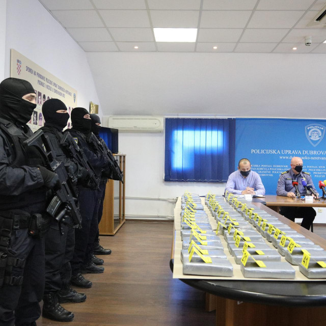 Dubrovačka policija pokazala je javnosti početkom ožujka kokain zaplijenjen u Luci Ploče