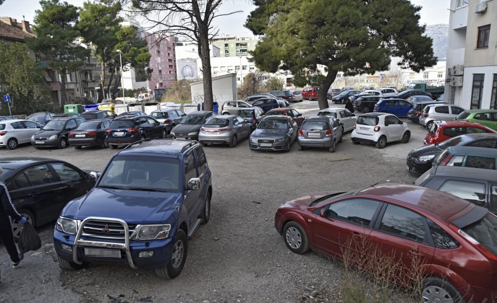 U cijelom gradu kronično nedostaje parkirnih mjesta