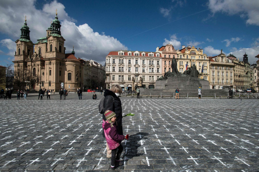 Praški Starogradski trg s nacrtanih 25 tisuća bijelih križeva u spomen na izgubljene živote u borbi s koronavirusom
