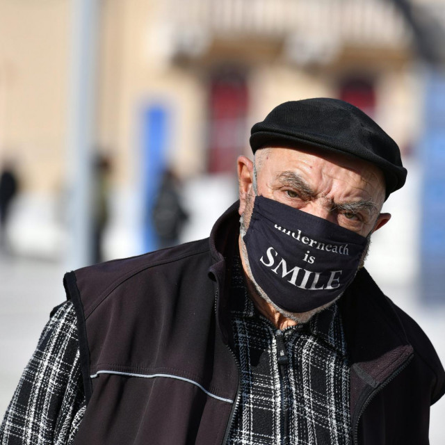 Sibenik, 281120.<br />
Gradjani Sibenika na ulicama pokraj zatvorenih kafica zbog novih njera u suzbijanju pandemije korona virusa, covid- 19-<br />