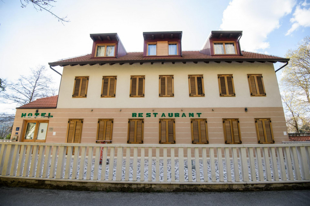 Hotel obitelji Galić na Roškom slapu