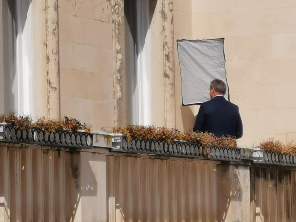 Gradonačelnik Dukić pozira na balkonu svog ureda