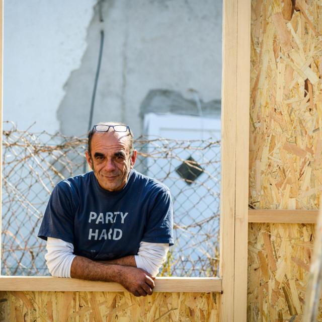 &lt;br /&gt;
Dražen Frua s prijateljima gradi drvenu kućicu za potresom pogodjeno podrucje Banovine&lt;br /&gt;
 