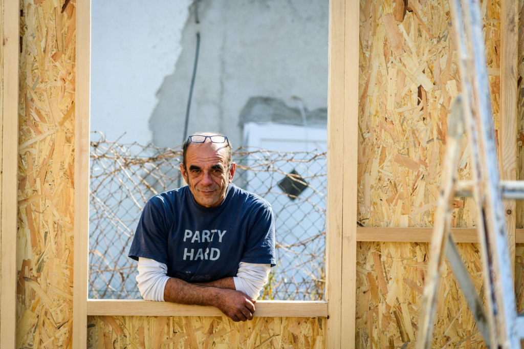 &lt;br /&gt;
Dražen Frua s prijateljima gradi drvenu kućicu za potresom pogodjeno podrucje Banovine&lt;br /&gt;
 