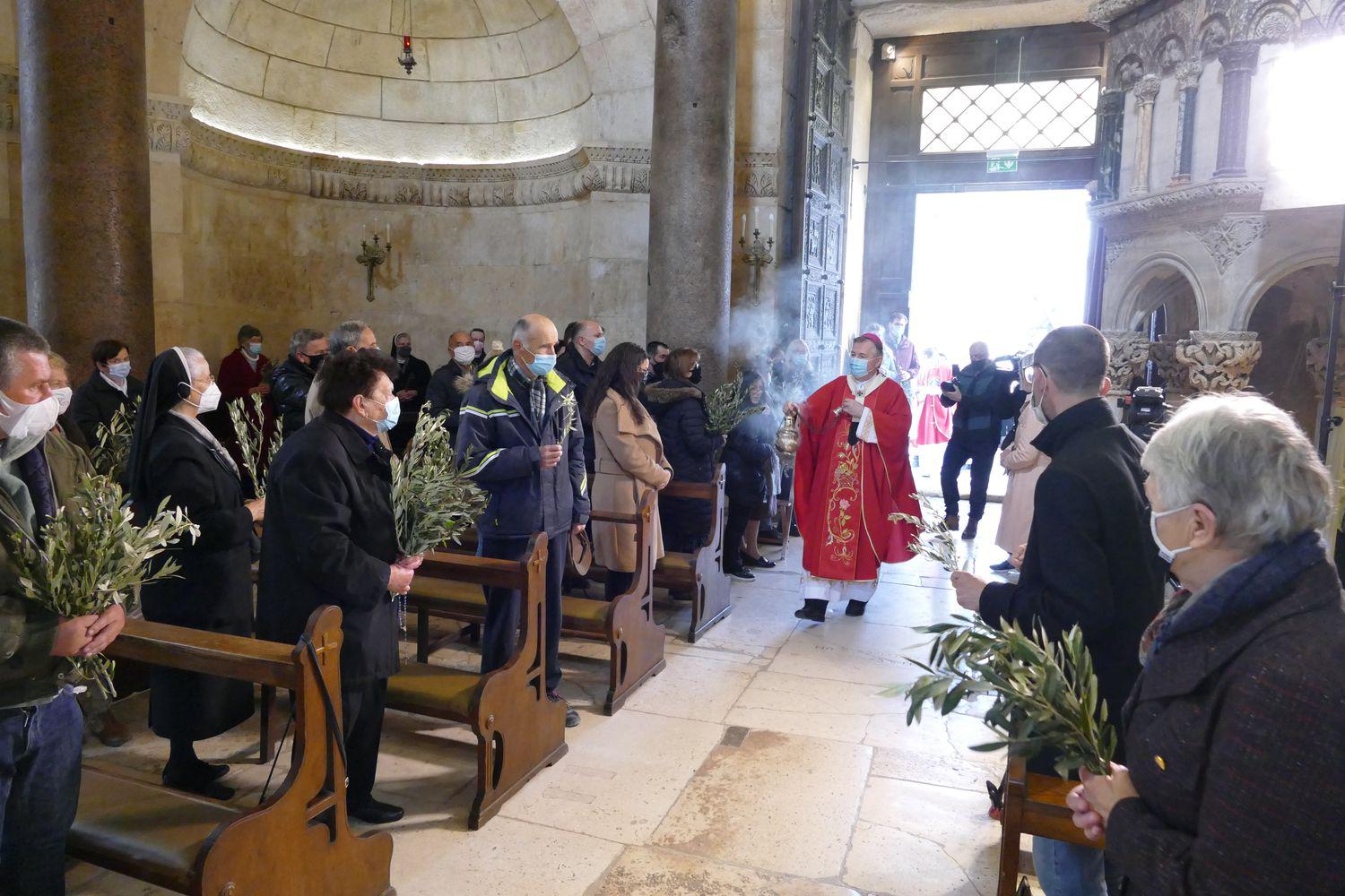 Slobodna Dalmacija Cvjetnica U Splitskoj Prvostolnici Gospodin Je U Svakoj Generaciji I Svim