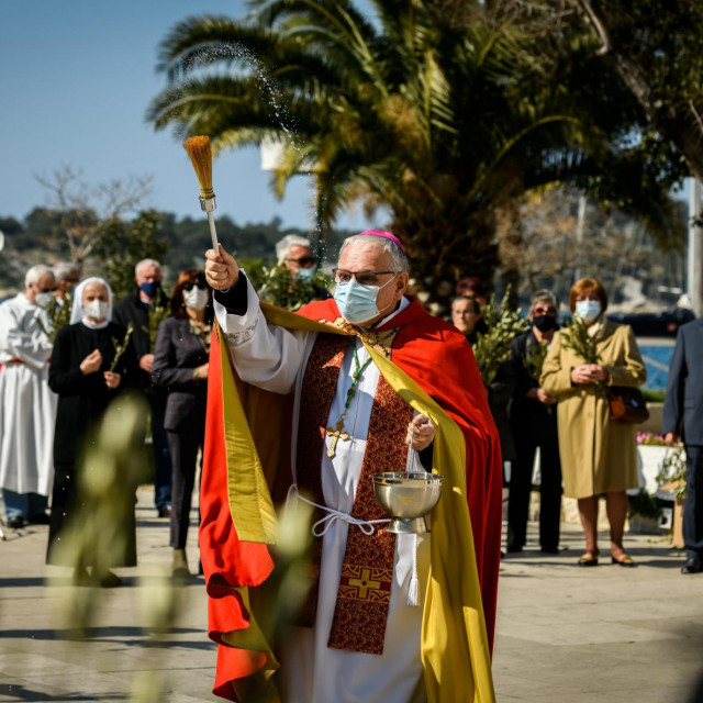 Biskup šibenski Tomislav Rogić blagoslovio je maslinove grane na Cvjetnicu