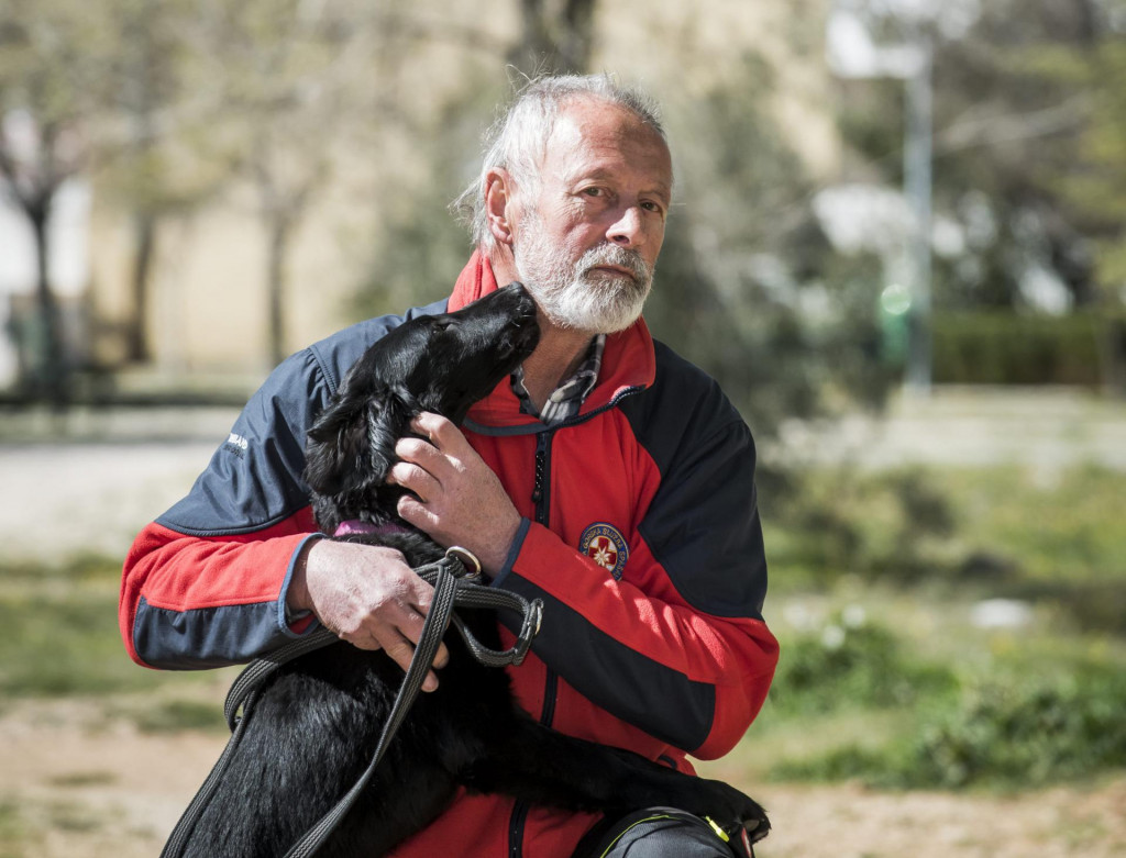 Sibenik, 230321.&lt;br /&gt;
Ante Ercegovic iz HGSS-a Sibenik s kujicom Tunjom koju trenira za novog potraznog psa.&lt;br /&gt;