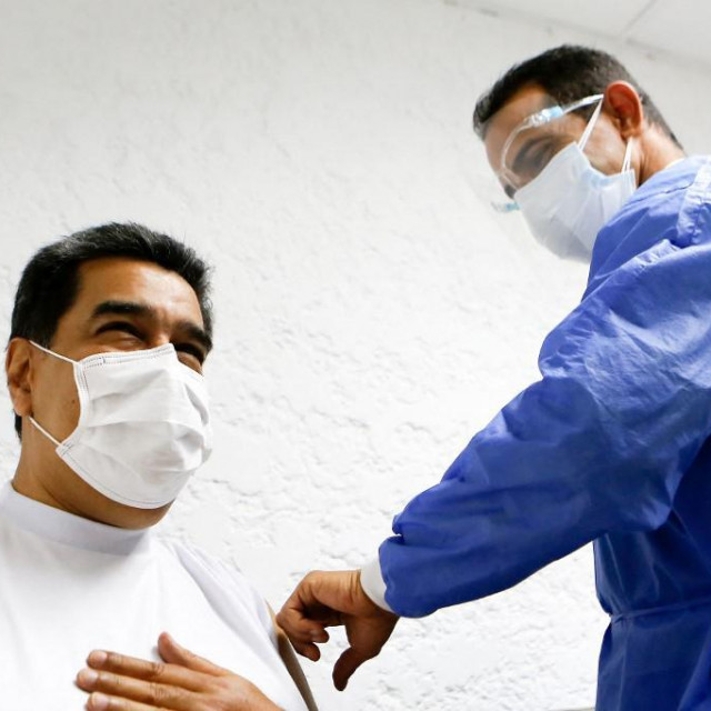 Predsjednik Venezuele Nicolas Maduro prima cjepivo protiv koronavirusa