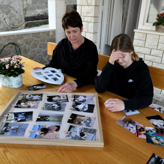 Ljiljana D. sa kćeri Anđelom pokazuje slike uginulog psa