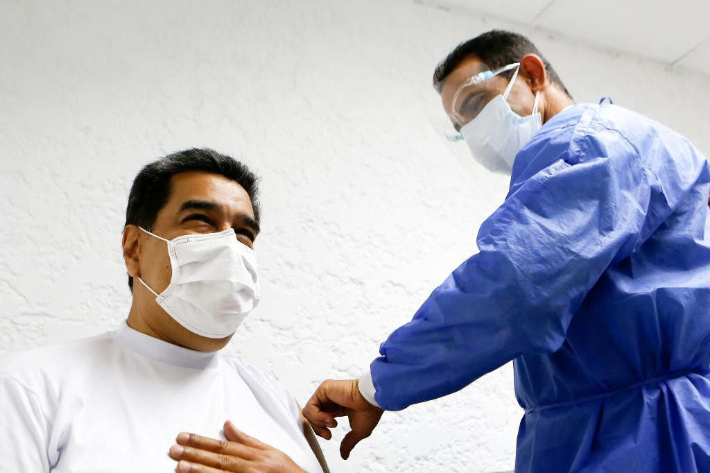 Predsjednik Venezuele Nicolas Maduro prima cjepivo protiv koronavirusa