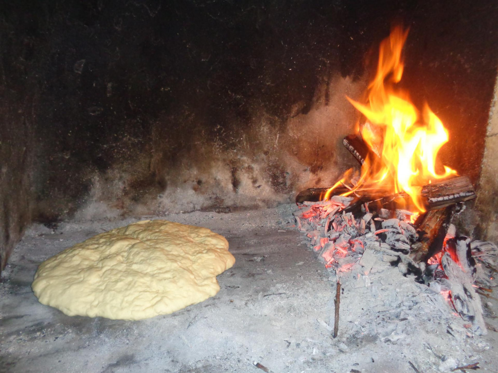 Kome je to bilo drago, pekao je kruh ispod peke u kominu u obliku pogače