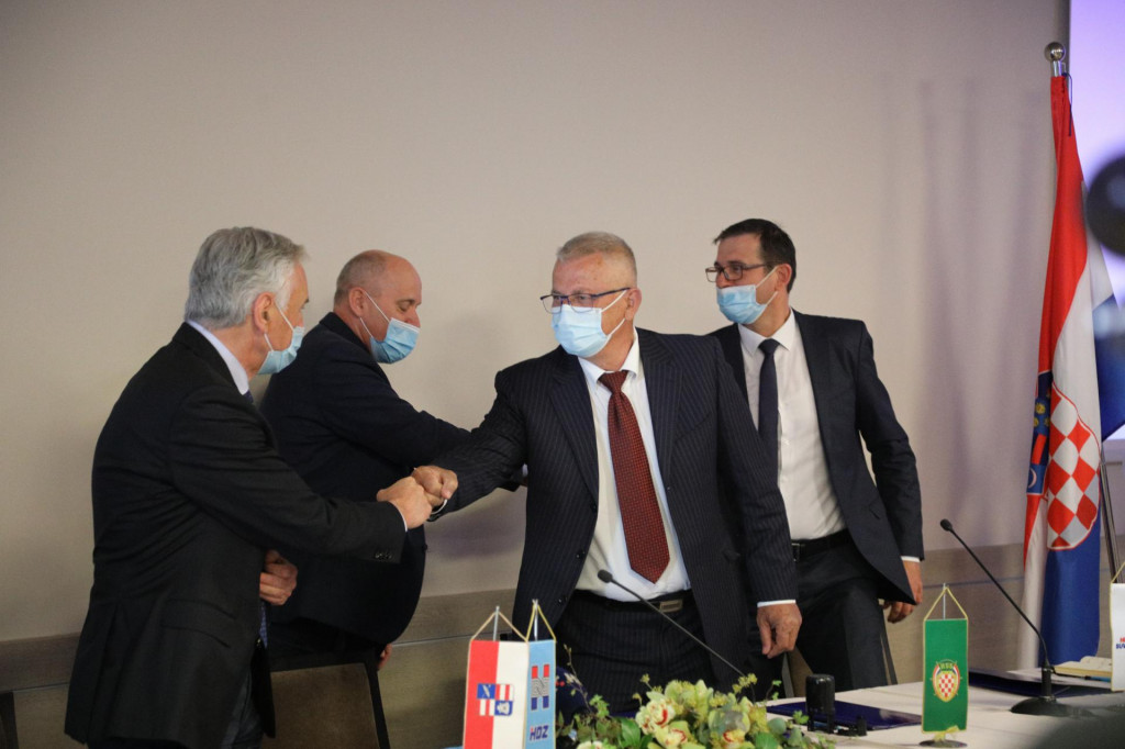 Predstavnici Dubrovačko-neretvanskog  županijskog HDZ-a, HSLS-a, HSS-a, HSU-a i HRAST-a potpisali su Međustranački sporazum o predizbornoj koaliciji uoči lokalnih izbora u svibnju.