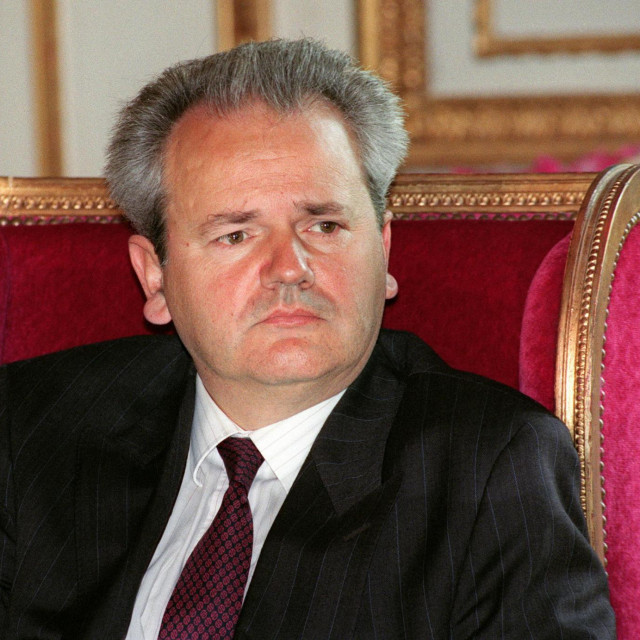 Slobodan Milošević - u seriji koja ima odličnu gledanost glumi ga Boris Isaković, dok njegovu suprugu glumi Mirjana Karanović