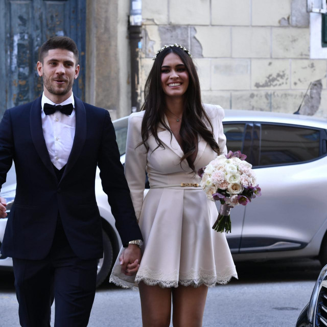 U Staroj gradskoj vijećnici, u Ćirilmetodovoj ulici u Zagrebu, Andrej i Mia veselo su, opušteno i zaljubljeno potpisali svoj ”bračni papir”