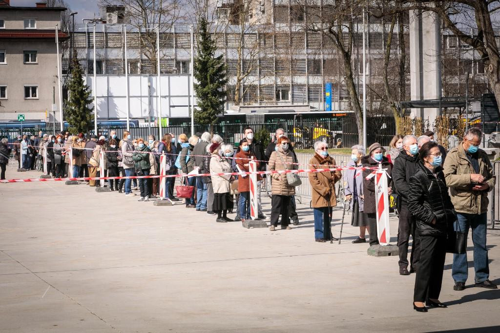 Red za cijepljenje u Ljubljani, glavnom gradu Slovenije