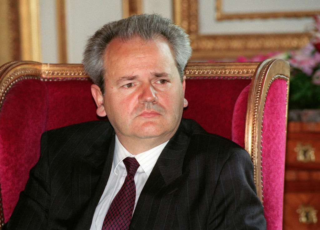 Slobodan Milošević - u seriji koja ima odličnu gledanost glumi ga Boris Isaković, dok njegovu suprugu glumi Mirjana Karanović