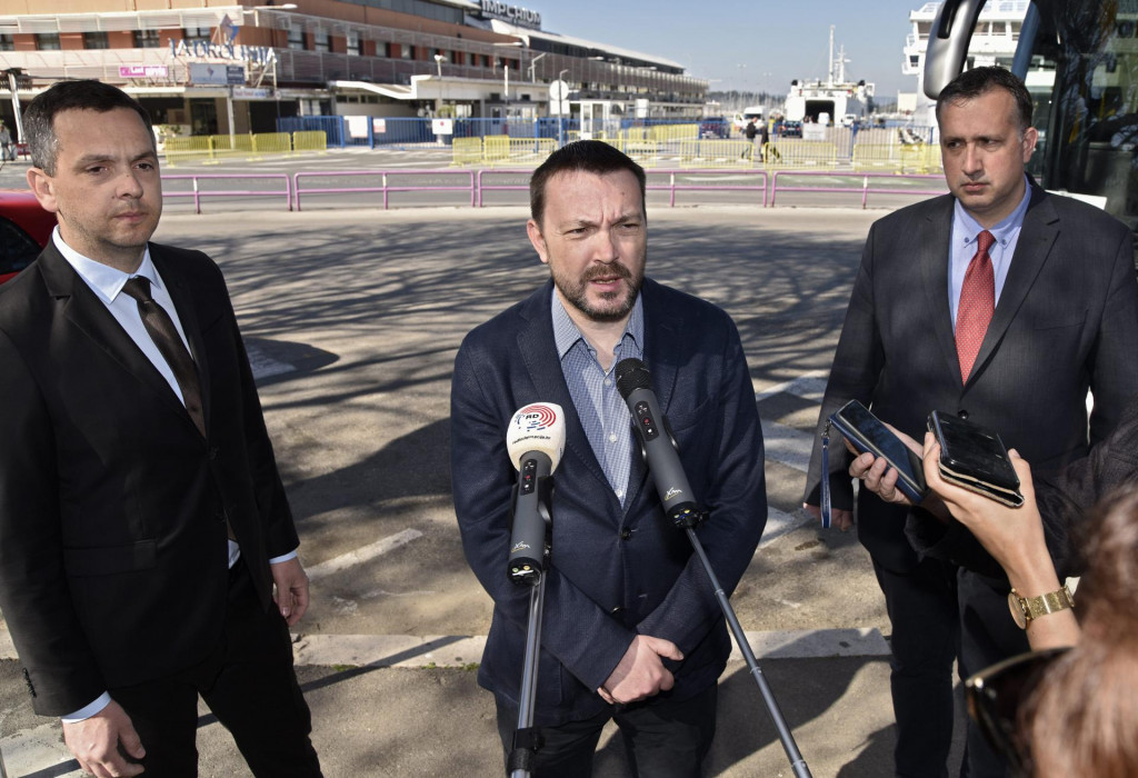 Splitski SDP održao je press konferenciju na Autobusnom kolodvoru.&lt;br /&gt;
Na fotografiji: Arsen Bauk (u sredini),Ante Franić, kandidat za gradonačelnika (lijevo) i Goran Kotur (desno).