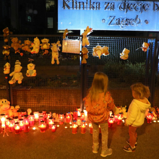 Zagreb, 040421.<br />
Klaiceva 16.<br />
Gradjani pale svijece ispred klinike za djecje bolesti.<br />