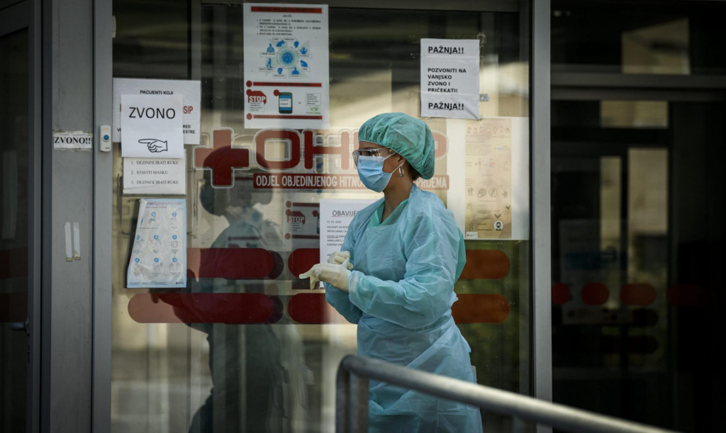 Sibenik, 080420.&lt;br /&gt;
Medicinsko osoblje doktori i sestre OHP bolnice u Sibeniku ispred trijaznih kontejnera i satora na ulazu u zgradu u doba pandemije COVID-16 koronavirusa.&lt;br /&gt;